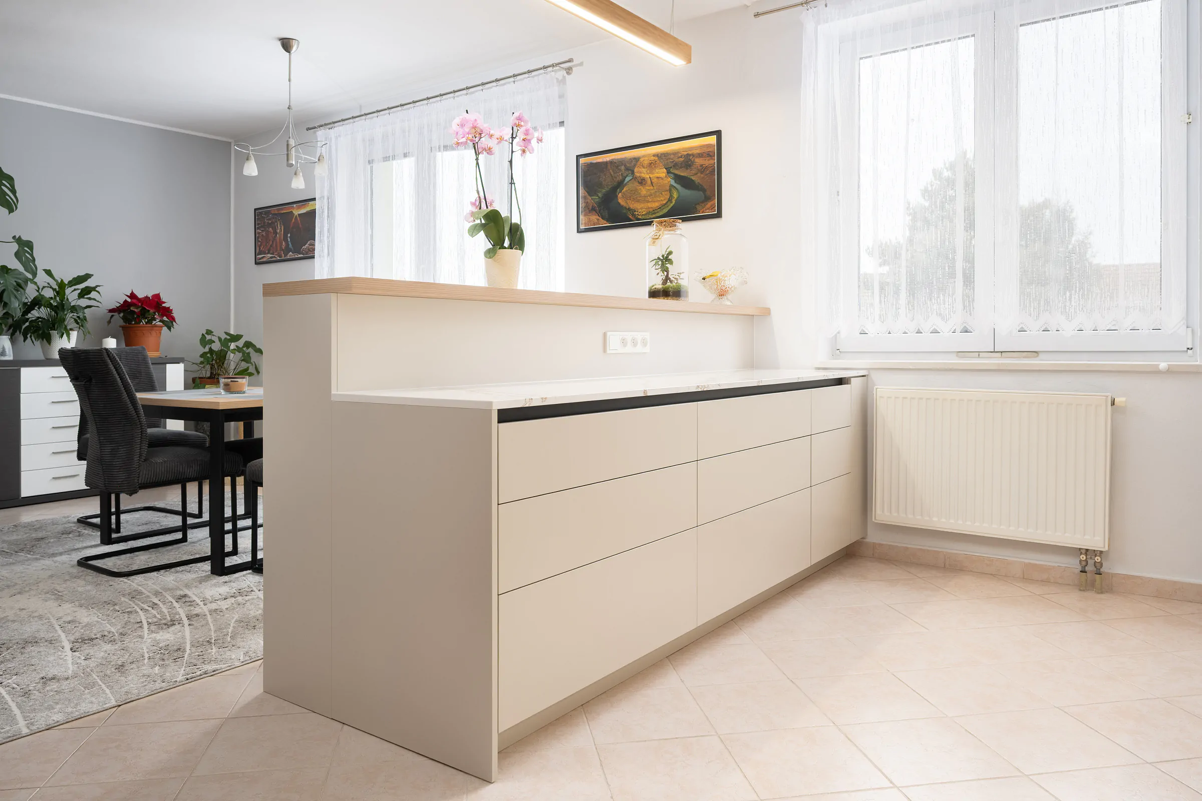 kuchyňský ostrůvek na míru s pracovní deskou a čistým bezúchytkovým designem